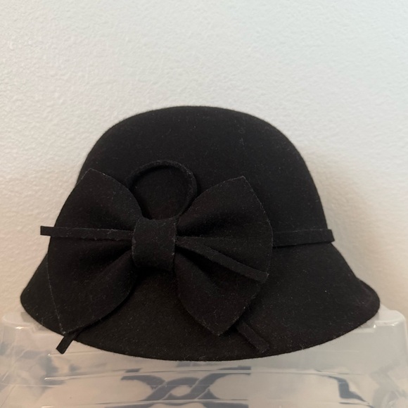 Black 1920s Asymmetrical Flapper Hat - Picture 1 of 5